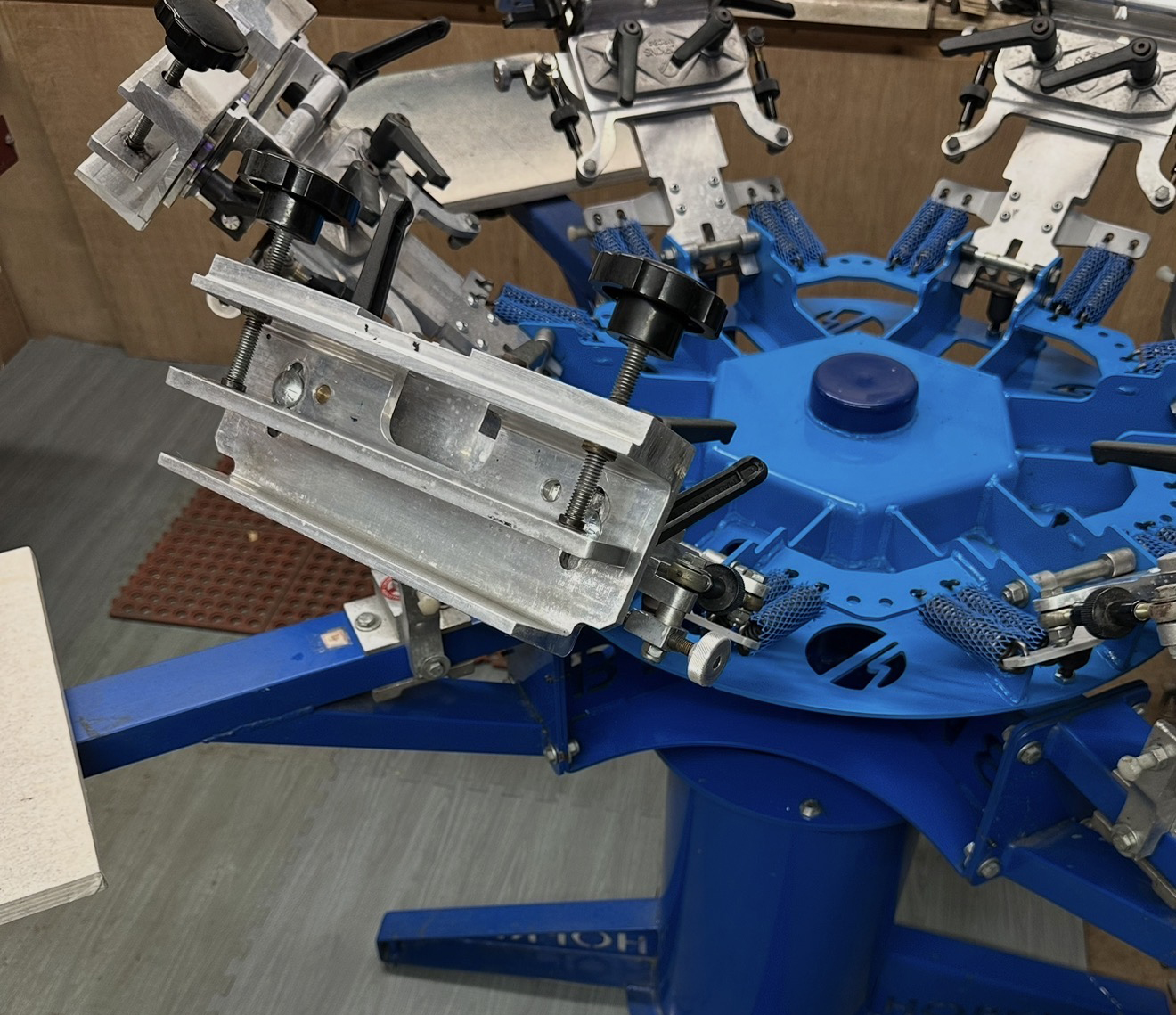 Six-color Hopkins screen printing press with machined printheads